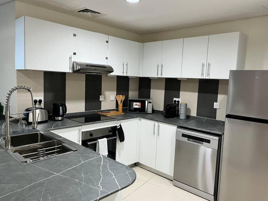 1 Bed Apartment With Sea View, Pool, Gym & Free Parking In Dubai Marina Exterior foto
