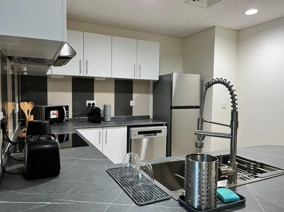 1 Bed Apartment With Sea View, Pool, Gym & Free Parking In Dubai Marina Exterior foto